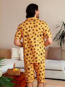 Manfinity ChillVibe Conjunto de ropa de casa de hombre con estampado all-over en camiseta de manga corta y pantalón corto