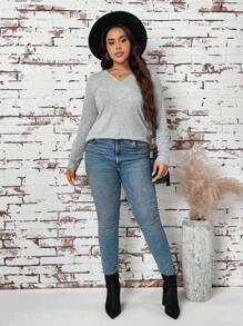 SHEIN LUNE Camiseta de manga larga con escote en V y recorte hueco, de unicolor, para mujer talla grande, para atuendo de viaje en otoño e invierno en el aeropuerto