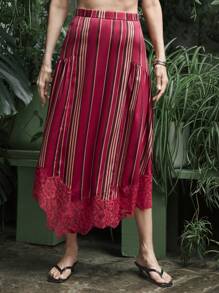Miaspire Falda midi de satén con pliegues laterales, con estampado a rayas rojas y negras, y dobladillo de encaje rojo asimétrico y elegante para mujer