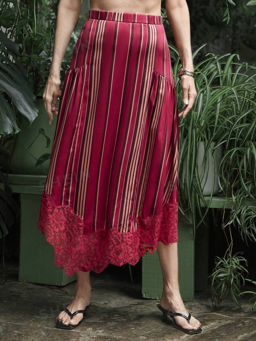 Miaspire Falda midi de satén con pliegues laterales, con estampado a rayas rojas y negras, y dobladillo de encaje rojo asimétrico y elegante para mujer