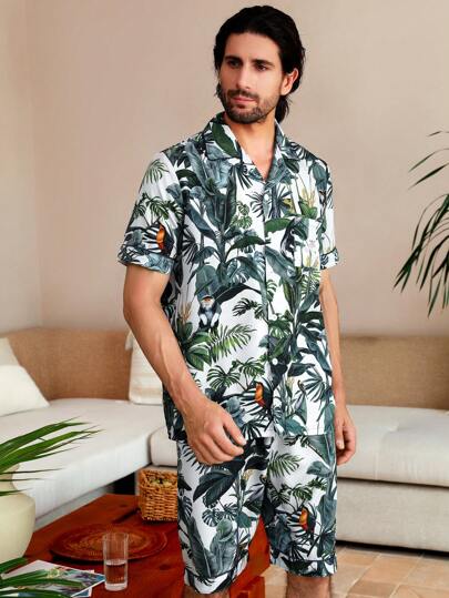 Manfinity ChillVibe Conjunto de ropa de hogar de hombre con estampado tropical en manga corta y pantalones cortos