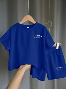 SHEIN Little Byeori 2入組青少年男孩休閒舒適，簡約實用，柔軟舒適，韓國風寬鬆型萊姆色短袖 T 恤和短褲，英文字印花，適用於日常穿著、學校、旅遊、運動、春夏季 - 藍色 - 查看 9