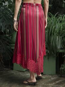 Miaspire Falda midi de satén con pliegues laterales, con estampado a rayas rojas y negras, y dobladillo de encaje rojo asimétrico y elegante para mujer