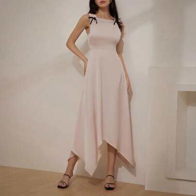 리본과 비대칭 헴라인이 있는 깨끗한 색상의 민소매 드레스, 공식 행사에 적합