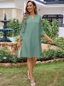 SHEIN Clasi 帶對比色蕾絲插片的 V 領長袍連衣裙，適用於度假