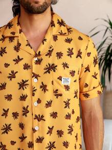 Manfinity ChillVibe Conjunto de ropa de casa de hombre con estampado all-over en camiseta de manga corta y pantalón corto
