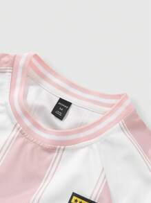 ROMWE MEN Street Life 男式夏季标语条纹印花圆领短袖休闲足球球衣风格 T 恤，学校风，2000 年代风格 - 粉色 - 查看 5