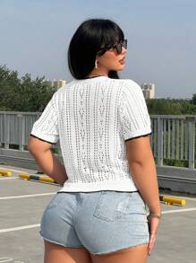 Flirla Plus Size Unikatowy Hollow Out Butterfly & Floral Decoration Dzianinowa Bluzka Z Krótkim Rękawem