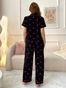 Ensemble de pyjama pour dames avec haut à manches courtes imprimé cerise avec bordure contrastée et pantalon