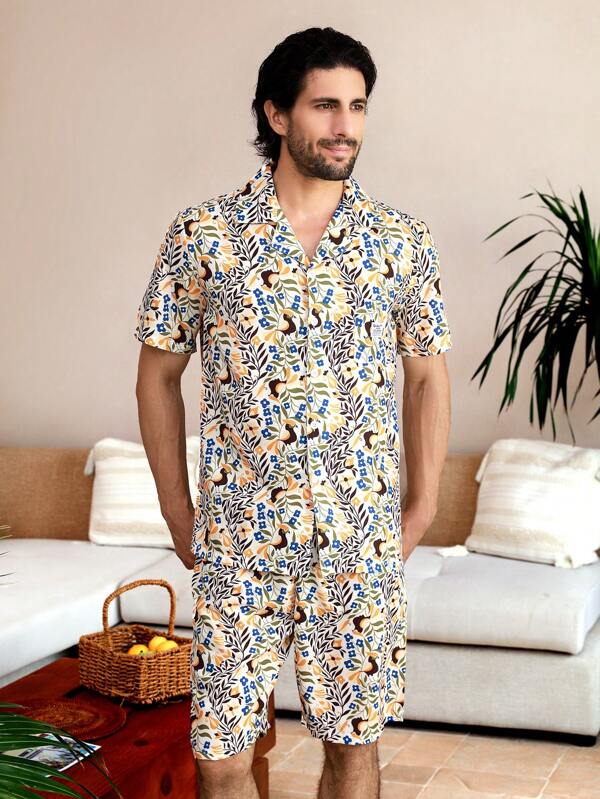 Manfinity ChillVibe Conjunto de ropa de hogar para hombre con estampado en toda la prenda de manga corta y pantalones cortos