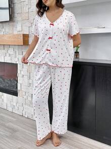 CottageSlumber مجموعة بيجامات للمرأة البدينة مكونة من ملابس علوية قصيرة الأكمام مزينة بفيونكة كبيرة وبنطلون، مع طبعات قلوب صغيرة، باللون الأبيض