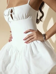 SHEIN BAE Vestido blanco de tirantes sencillo y sexy para el verano con lazo y vestido de burbuja ajustado y romántico, perfecto para una cita dulce - Blanco - Ver 7