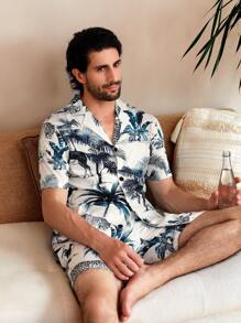 Conjunto de pijama para hombre con camisa de manga corta de botones con solapa y pantalones cortos estampados de plantas tropicales en toda la prenda