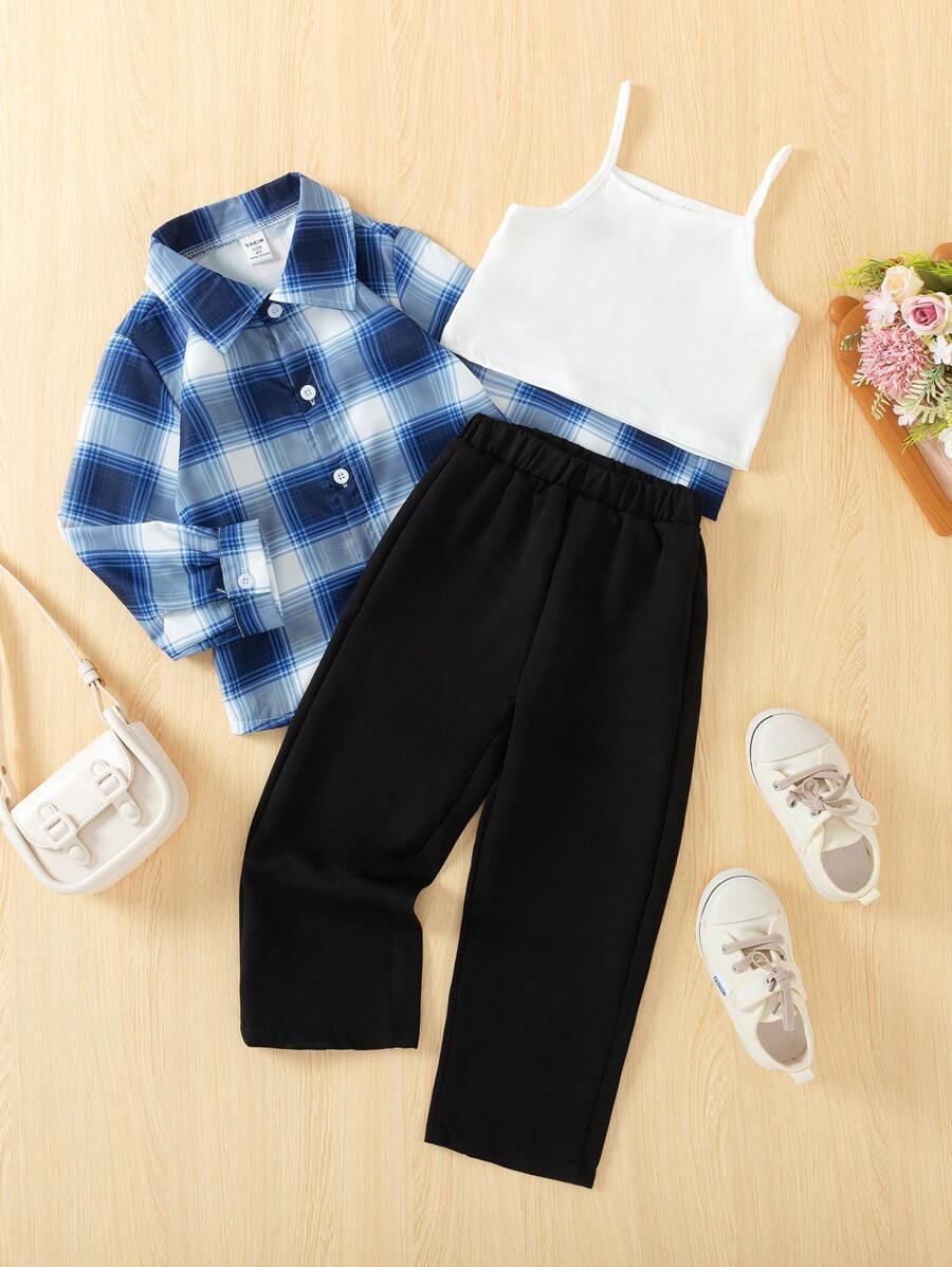 Nueva llegada para la temporada del regreso a clases de niñas: conjunto de 3 piezas con camisa a cuadros azul, top blanco y pantalones negros. Con un ajuste holgado, estilo a la moda, popular y de estilo sencillo, es adecuado para el estilo casual y escolar, ideal para otoño e invierno