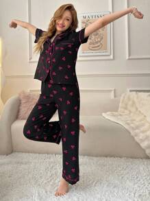 Ensemble de pyjama pour dames avec haut à manches courtes imprimé cerise avec bordure contrastée et pantalon