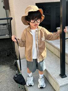 SHEIN 3入組寶寶男童休閒日常全板聚拼字刺繡夾克短桶帽服裝 - 卡其色 - 查看 3