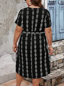 SHEIN LUNE 大码夏季假期休闲几何印花缺口领连衣裙、西式服装、节日波西米亚嬉皮女牛仔装老钱波西米亚风 - 黑色 - 查看 2