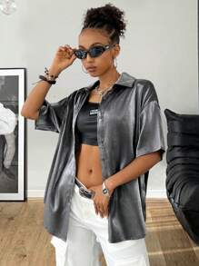 SHEIN EZwear Camisa de manga corta gris brillante adecuada para festivales de música y uso diario, como una prenda externa