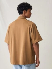 Manfinity VCAY 男裝編織時尚日常年輕休閒純色英文字印花寬鬆短袖襯衫 - 咖啡棕 - 查看 2