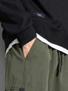 男士绿色口袋保暖内衬工作裤，适合秋冬穿着