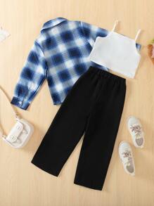 Nueva llegada para la temporada del regreso a clases de niñas: conjunto de 3 piezas con camisa a cuadros azul, top blanco y pantalones negros. Con un ajuste holgado, estilo a la moda, popular y de estilo sencillo, es adecuado para el estilo casual y escolar, ideal para otoño e invierno
