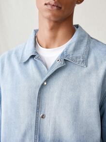 Manfinity Hypemode Camisa Casual de Denim Masculina Solta e Simples em Ombre Azul Claro - Lavagem clara - Visão 6