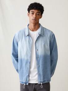 Manfinity Hypemode Camisa Casual de Denim Masculina Solta e Simples em Ombre Azul Claro - Lavagem clara - Visão 1