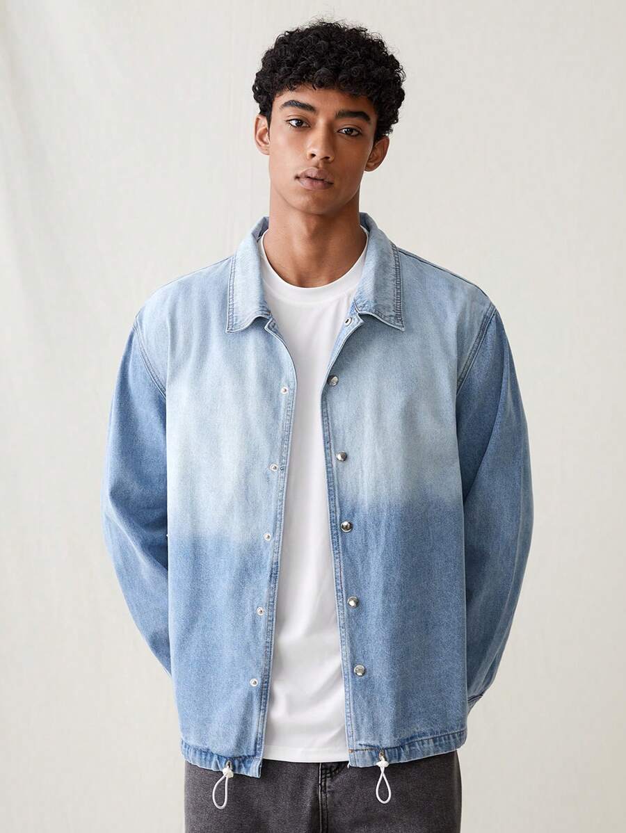 Manfinity Hypemode Camisa Casual de Denim Masculina Solta e Simples em Ombre Azul Claro - Lavagem clara - Visão 1