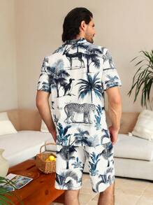 Conjunto de pijama para hombre con camisa de manga corta de botones con solapa y pantalones cortos estampados de plantas tropicales en toda la prenda