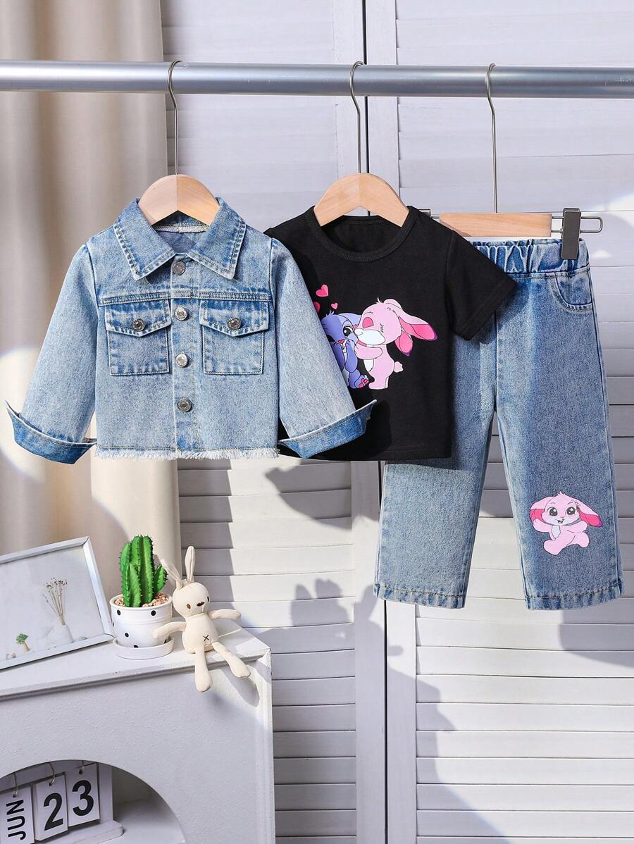 Conjunto de chaqueta de mezclilla lavada con flecos de moda para bebé niña con camiseta corta negra y pantalones vaqueros rectos con estampado de conejo, para otoño e invierno. - Azul - Ver 1