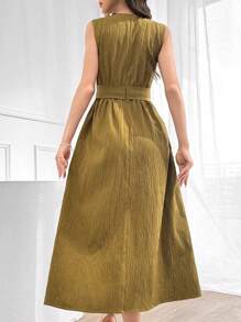 Modelyn 女式夏季純色圓領無袖休閒連身裙，腰間十字紐釦裝飾 - 芥末黃 - 查看 2