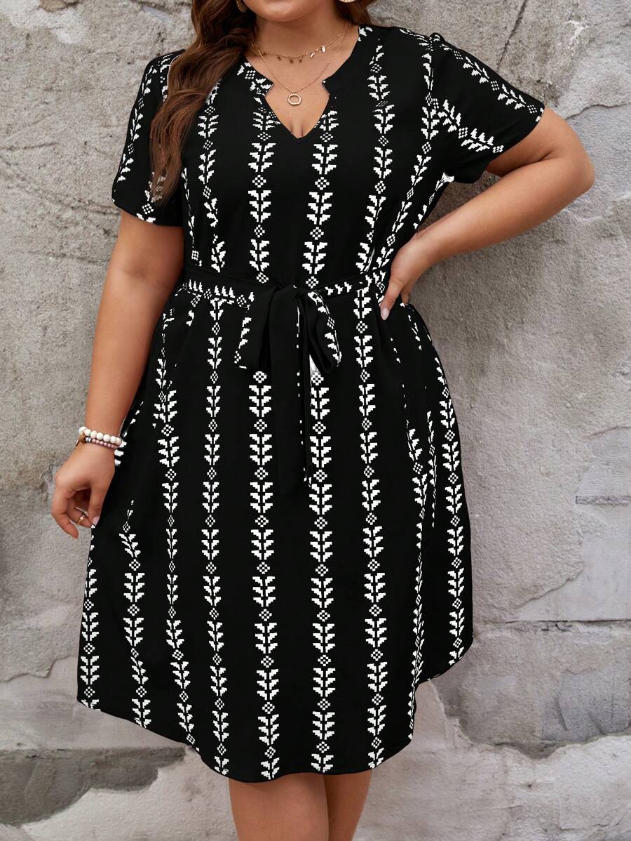 SHEIN LUNE 大码夏季假期休闲几何印花缺口领连衣裙、西式服装、节日波西米亚嬉皮女牛仔装老钱波西米亚风 - 黑色 - 查看 1