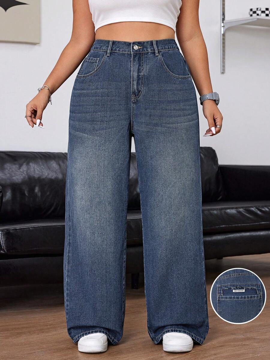 SHEIN EZwear 加大码纽扣腰带环常规口袋宽松直腿男友风牛仔裤,带字母印花 - 霧霾藍 - 查看 1