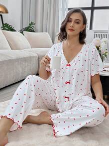 CottageSlumber مجموعة بيجامات للمرأة البدينة مكونة من ملابس علوية قصيرة الأكمام مزينة بفيونكة كبيرة وبنطلون، مع طبعات قلوب صغيرة، باللون الأبيض