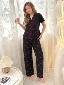 Ensemble de pyjama pour dames avec haut à manches courtes imprimé cerise avec bordure contrastée et pantalon