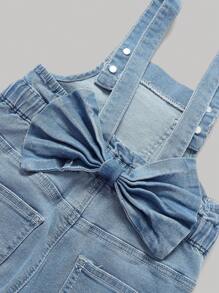 SHEIN Overol de mezclilla azul lavado con campana y decoración de moño para niña joven casual - Lavado ligero - Ver 6