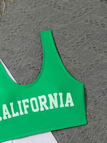 SHEIN Conjunto de bikini para niña preadolescente - Top de tank abierto por la espalda y camisa de manga larga con capucha con estampado de letras, con ropa de baño lisa y shorts con estampado numérico, para playa de verano