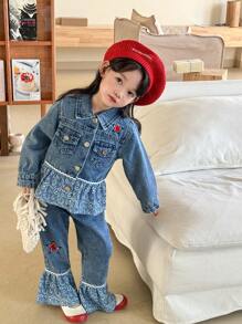 SHEIN Niebieski strój dżinsowy dla dziewcząt o luźnym kroju, z łączoną tkaniną w kwiaty i dekoracją z koronki