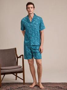 SHEIN EverLounge Conjunto de pijama corto para hombre con botones frontales, top de manga corta con estampado completo y pantalones cortos