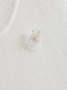 SHEIN MOD Gilet en tricot blanc pour femmes avec col montant et décoration de fleurs 3D. Idéal pour la rentrée scolaire, le style vintage, les enterrements de vie de jeune fille, l'esprit "old money", l'automne, Halloween, le premier jour d'école, les brunchs, l'homecoming, et les sorties. - Blanc - Voir 3