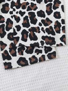 SHEIN Conjunto casual de verano de 3 piezas para adolescente: camisola estampada con corazones y leopardo, pantalones rectos y ropa de dormir ignífuga
