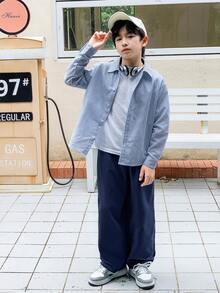 Conjunto de camisa e calça masculino com estilo coreano listrado com remendo e impressão de letras para meninos pré-adolescentes - Azul - Visão 3