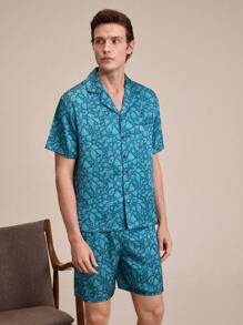SHEIN EverLounge Conjunto de pijama corto para hombre con botones frontales, top de manga corta con estampado completo y pantalones cortos