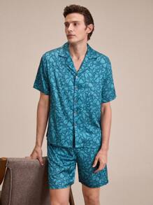 SHEIN EverLounge Conjunto de pijama corto para hombre con botones frontales, top de manga corta con estampado completo y pantalones cortos