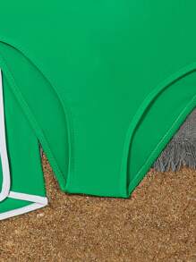 SHEIN Conjunto de bikini para niña preadolescente - Top de tank abierto por la espalda y camisa de manga larga con capucha con estampado de letras, con ropa de baño lisa y shorts con estampado numérico, para playa de verano