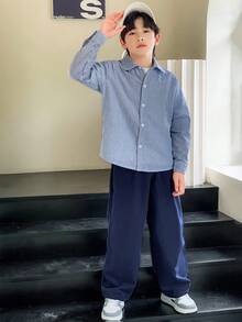 Conjunto de camisa e calça masculino com estilo coreano listrado com remendo e impressão de letras para meninos pré-adolescentes - Azul - Visão 2