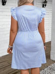 SHEIN CURVE+ Vestido con rayas de talla grande y cuello en V con dobladillo de volantes y detalles de botones, para vestimenta elegante de trabajo - Azul y blanco - Ver 2