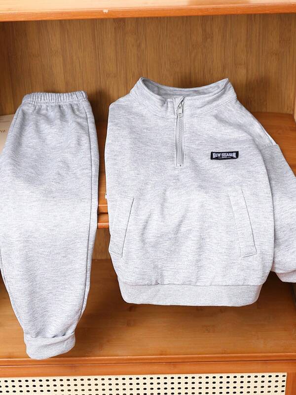 SHEIN Explorewe Young Boys' Casual Sporty Half-Zip Sweatshirt With Zipper Attached Label And Pants Suitable For Outdoor Activities, School, And Various Occasions. Matching With A Jacket Is Suitable For Autumn And Winter Seasons. Comfortable To Wear.