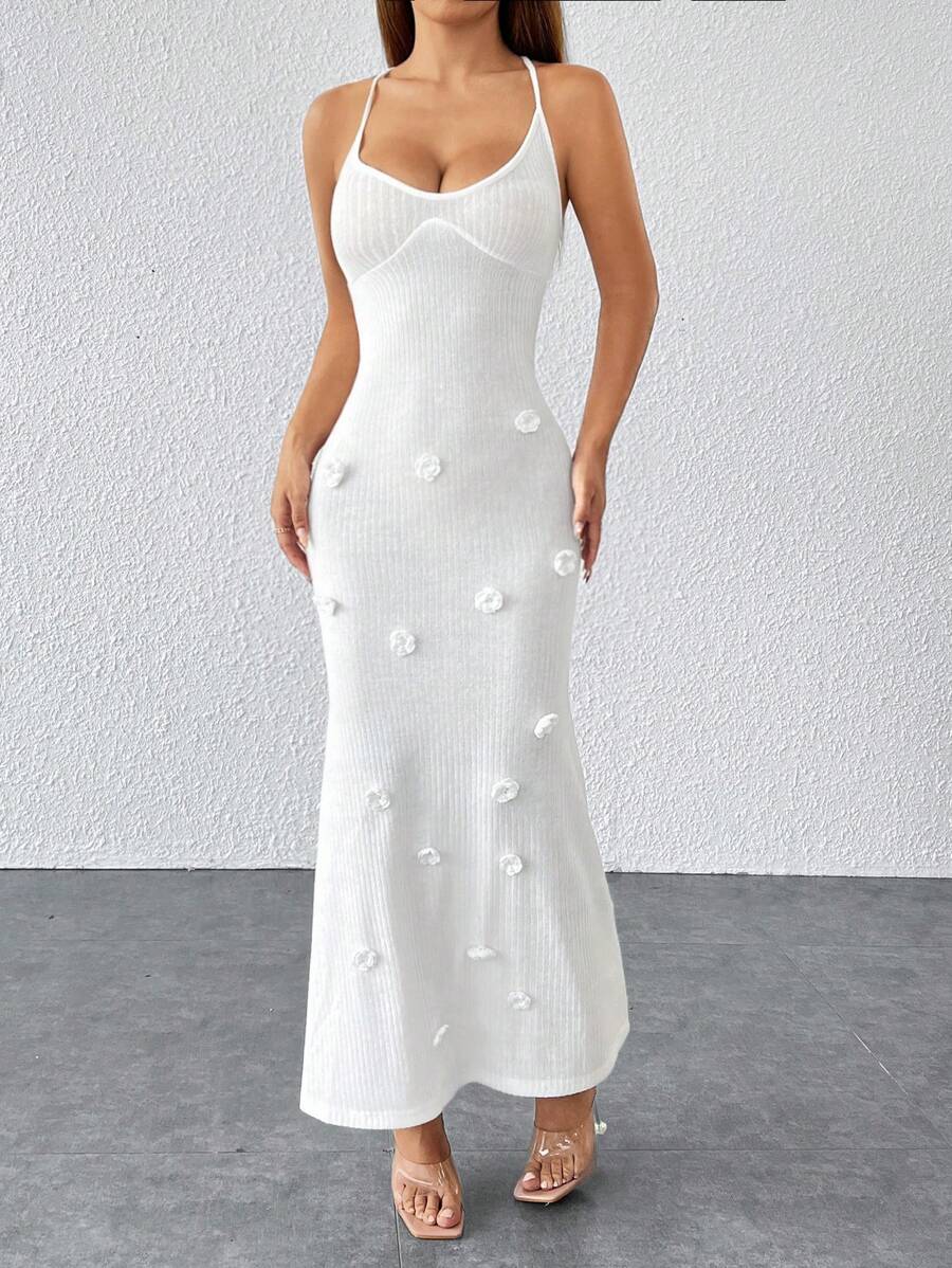 SHEIN PETITE 優雅無背針織裙，配有定制花卉，適合假日、街頭和約會 - 白色 - 查看 1