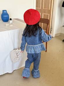 SHEIN Niebieski strój dżinsowy dla dziewcząt o luźnym kroju, z łączoną tkaniną w kwiaty i dekoracją z koronki